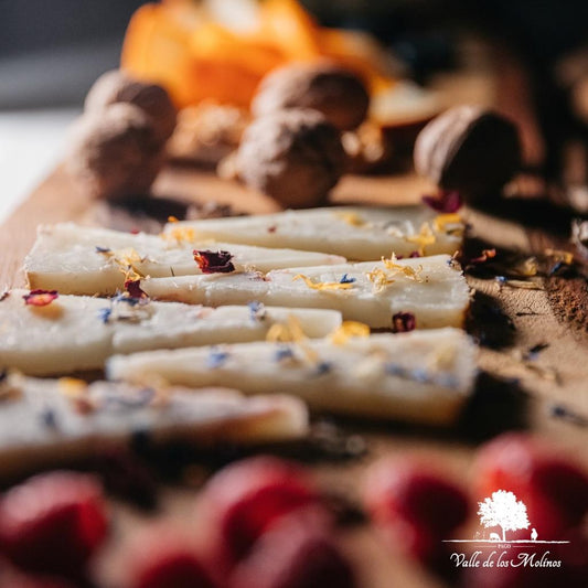 QUESO CURADO CON VINO Y FLORES PAGO VALLE DE LOS MOLINOS